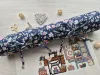 Фото JustCraft Рол для зберігання вишитих робіт з валиком, 40*60 см.(рожеві квіти на тем.синьому)