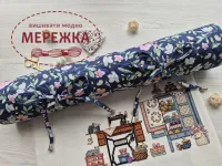 Фото JustCraft Рол для зберігання вишитих робіт з валиком, 32*50 см.(рожеві квіти на тем.синьому)