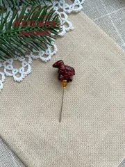 Фото Hobby Bee Голка-пін Полив'яний баранець 2