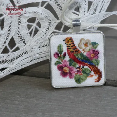 Фото набір для вишивання кулона Райська пташка