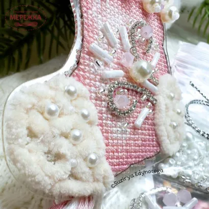 Фото Набір для вишивання хрестиком Сузір'я Єдинорога Рожевий чобіток (прозора з гнучкого пластика) 1128 гн