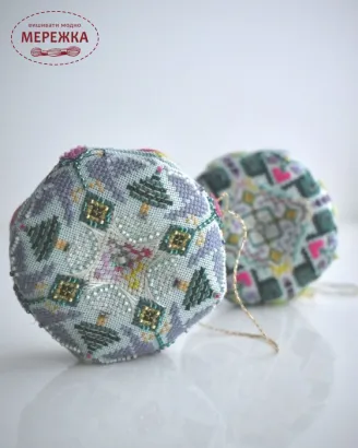 Фото Вікторія Попович Схема 12 days of Christmas Day2 Biscornu (День2 Горлиці) VP-057-2