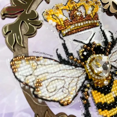 Фото Набір для вишивання хрестиком Сузір'я Єдинорога Королева бджіл (прозора з гнучкого пластика з підвісом) 1114