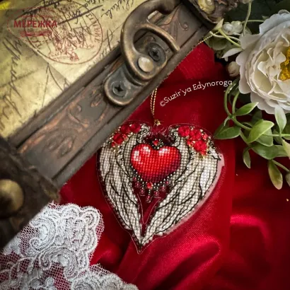 Фото Набір для вишивання хрестиком Сузір'я Єдинорога Крила кохання (прозора з гнучкого пластика з підвісом) 1133 гн