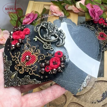 Фото Набір для вишивання хрестиком Сузір'я Єдинорога Таємниця почуттів (основа - шкірозамінник) 1131