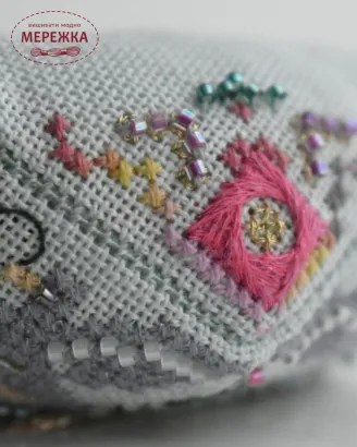 Фото Вікторія Попович Схема 12 days of Christmas Day2 Biscornu (День2 Горлиці)+пак бісеру та ниток (original) VP-057-2