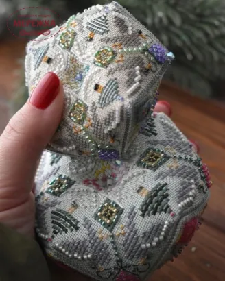 Фото Вікторія Попович Схема 12 days of Christmas Day2 Biscornu (День2 Горлиці)+пак бісеру та ниток (original) VP-057-2