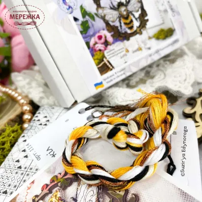 Фото Набір для вишивання хрестиком Сузір'я Єдинорога Королева бджіл (прозора з гнучкого пластика з підвісом) 1114