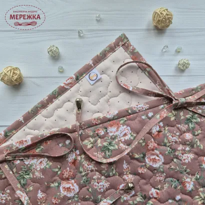 Фото JustCraft Рол для зберігання вишитих робіт з валиком, 40*60 см.(троянди на темно-бежевому)