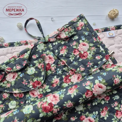 Фото JustCraft Рол для зберігання вишитих робіт з валиком, 50*70 см.(троянди на темно сіро-синьому)