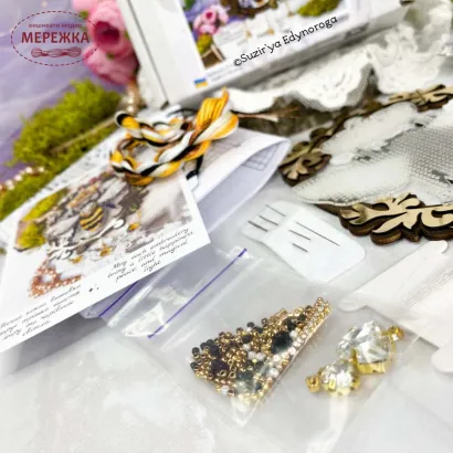 Фото Набір для вишивання хрестиком Сузір'я Єдинорога Королева бджіл (прозора з гнучкого пластика з підвісом) 1114