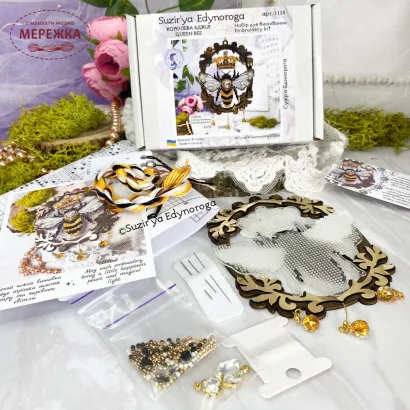 Фото Набір для вишивання хрестиком Сузір'я Єдинорога Королева бджіл (прозора з гнучкого пластика з підвісом) 1114