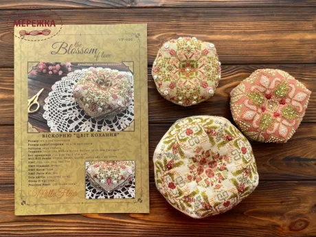 Фото Вікторія Попович Схема The blossom of love Biscornu (Біскорню Цвіт кохання)+пак бісеру та ниток (original) VP-020