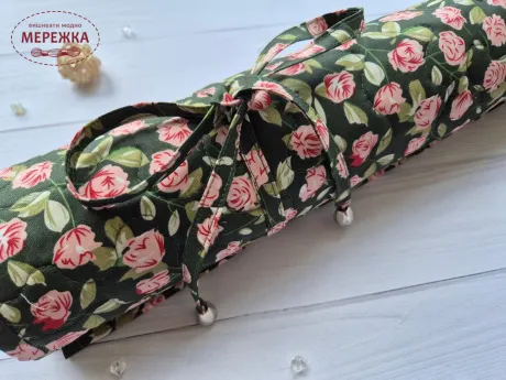 Фото JustCraft Рол для зберігання вишитих робіт з валиком, 50*70 см.(троянди на темно-зеленому)