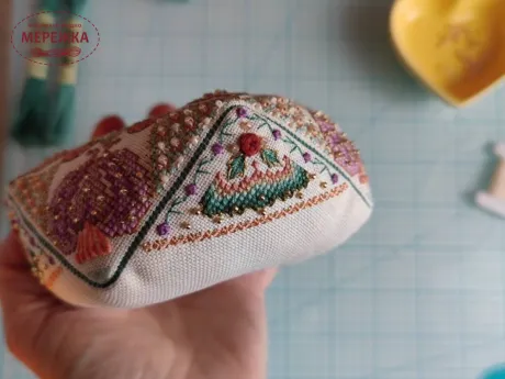 Фото Вікторія Попович Схема Romantic lilies Biscornu (Біскорню Романтичні лілії) VP-021