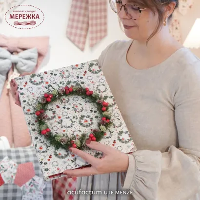 Фото Декоративні тканини Acufactum Baumwollstoff Rotkehlchen & Kranze 3523-2011