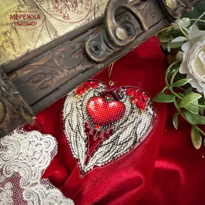 Фото Набір для вишивання хрестиком Сузір'я Єдинорога Крила кохання (прозора з гнучкого пластика з підвісом) 1133 гн