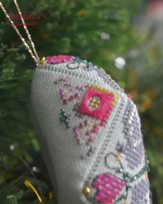 Фото Вікторія Попович Схема 12 days of Christmas Day2 Biscornu (День2 Горлиці) VP-057-2