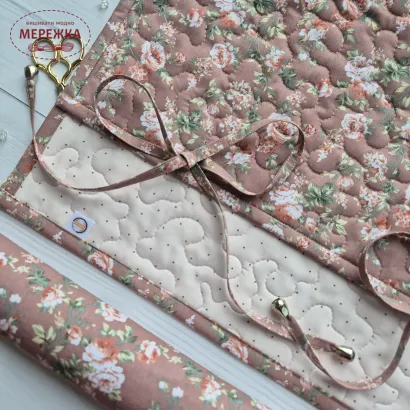Фото JustCraft Рол для зберігання вишитих робіт з валиком, 50*70 см.(троянди на темно-бежевому)