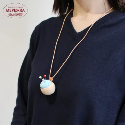 Фото Голківниця Cohana набір Tombo-dama Sewing Pins and Cypress Pincushion Necklace 45-155