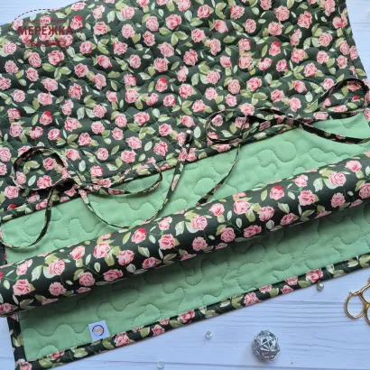 Фото JustCraft Рол для зберігання вишитих робіт з валиком, 50*70 см.(троянди на темно-зеленому)