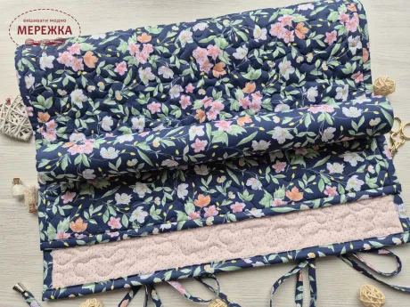 Фото JustCraft Рол для зберігання вишитих робіт з валиком, 40*60 см.(рожеві квіти на тем.синьому)