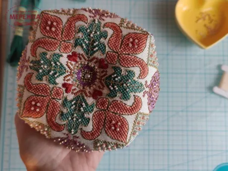 Фото Вікторія Попович Схема Romantic lilies Biscornu (Біскорню Романтичні лілії) VP-021