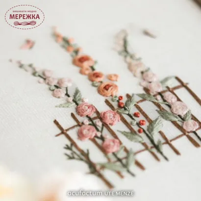 Фото Acufactum Схема Nadelmalerei Stockrosen am Zaun 82985
