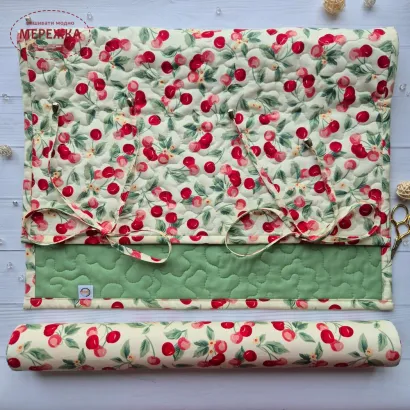 Фото JustCraft Рол для зберігання вишитих робіт з валиком, 50*70 см. (вишня на молочному)
