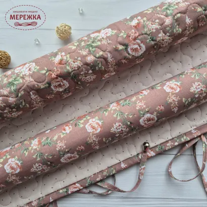 Фото JustCraft Рол для зберігання вишитих робіт з валиком, 40*60 см.(троянди на темно-бежевому)