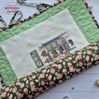 Фото JustCraft Рол для зберігання вишитих робіт з валиком, 50*70 см.(троянди на темно-зеленому)