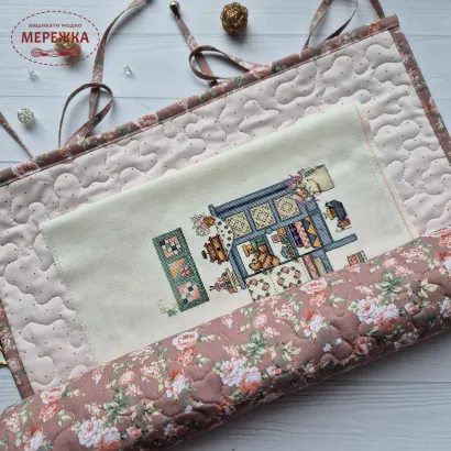Фото JustCraft Рол для зберігання вишитих робіт з валиком, 40*60 см.(троянди на темно-бежевому)