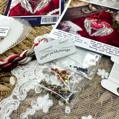 Фото Набір для вишивання хрестиком Сузір'я Єдинорога Крила кохання (прозора з гнучкого пластика з підвісом) 1133 гн