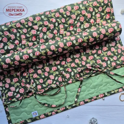 Фото JustCraft Рол для зберігання вишитих робіт з валиком, 50*70 см.(троянди на темно-зеленому)