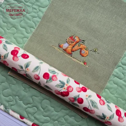 Фото JustCraft Рол для зберігання вишитих робіт з валиком, 50*70 см. (вишня на молочному)