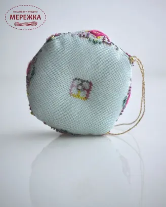 Фото Вікторія Попович Схема 12 days of Christmas Day2 Biscornu (День2 Горлиці)+пак бісеру та ниток (original) VP-057-2