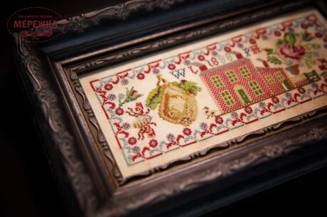 Фото Hands Across the Sea Samplers Схема The Rose and The Giant Pear 1888