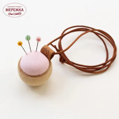 Фото Голківниця Cohana набір Tombo-dama Sewing Pins and Cypress Pincushion Necklace 45-155