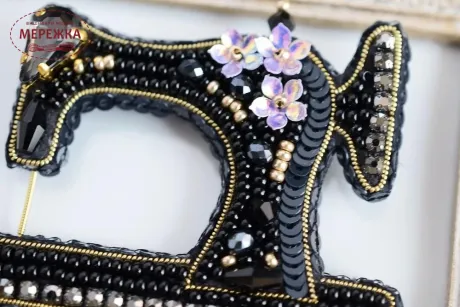 Фото Набір для вишивання бісером TelaArtis Брошка Чорна швейна машинка Б-302