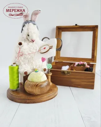 Фото DyvoPtah Рукодільний органайзер Барбара вишивальниця з додатковими аксесуарами