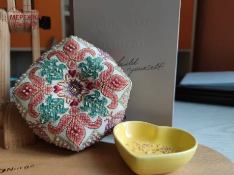 Фото Вікторія Попович Схема Romantic lilies Biscornu (Біскорню Романтичні лілії) VP-021