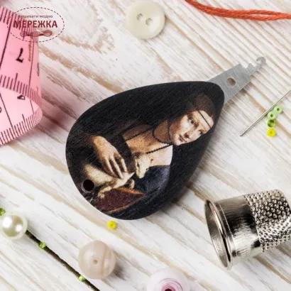 Фото нитковдівач з малюнком FLNT-014