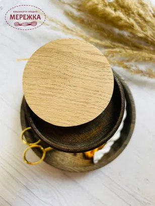 Фото голківниця, дерево