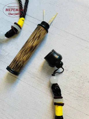 Фото голківниця з ремінцем