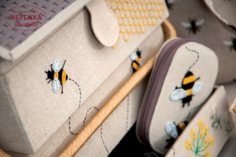 Фото Скринька для рукоділля Hobby Gift Extra Large Beehive Sewing Box Bee HGNOVXL.347