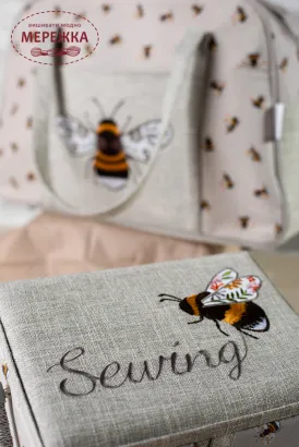 Фото Hobby Gift Сумка для швейної машинки Beautiful Bees HGSWB.587