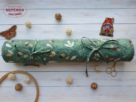 Фото JustCraft Рол для зберігання вишитих робіт з валиком, 32*50 см.(жолудь на зеленому)