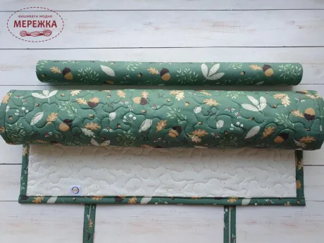 Фото JustCraft Рол для зберігання вишитих робіт з валиком, 50*70 см.(жолудь на зеленому)