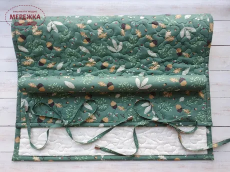 Фото JustCraft Рол для зберігання вишитих робіт з валиком, 40*60 см.(жолудь на зеленому)