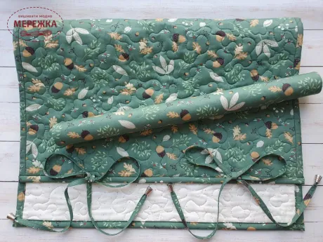 Фото JustCraft Рол для зберігання вишитих робіт з валиком, 32*50 см.(жолудь на зеленому)